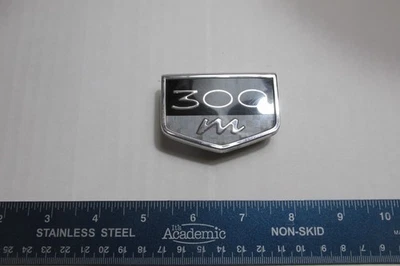Emblema Chrysler 300 M 1999-2004 de fábrica Foto 1 de 4