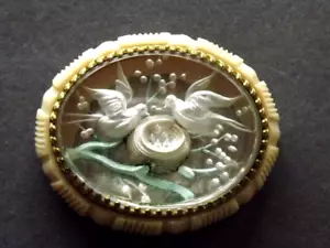 Vintage Beautiful and Unusual celluloid brooch, 2 white doves & 5 chicks - VGC - Picture 1 of 1