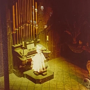 Mansión embrujada Disneyland paseo salón de baile reproductor de órgano fotografía Kodak década de 1970 - Imagen 1 de 6