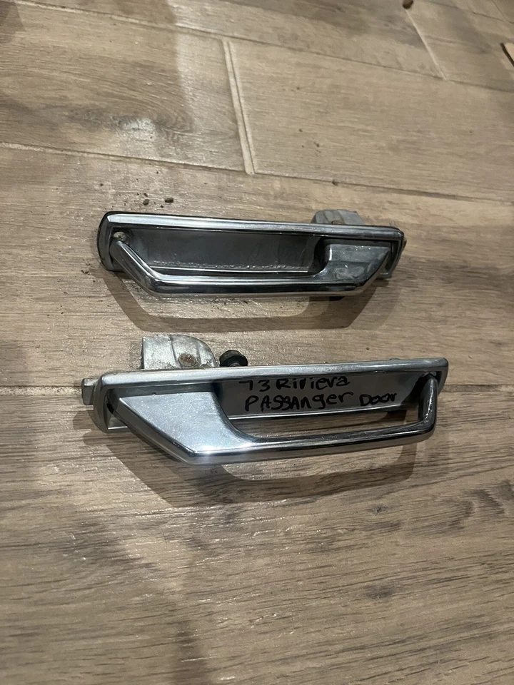 Manijas de puerta derecha Buick Riviera 71-73 Foto 1 de 1
