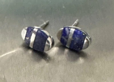 СЕРЬГИ-ГВОЗДИКИ ARTISAN ИЗ ЧИСТОГО СЕРЕБРА С ОВАЛЬНЫМ ЛАЗУРИТОМ И СЕРЕБРЯНОЙ ИНКРУСТАЦИЕЙ - Изображение 1 из 4