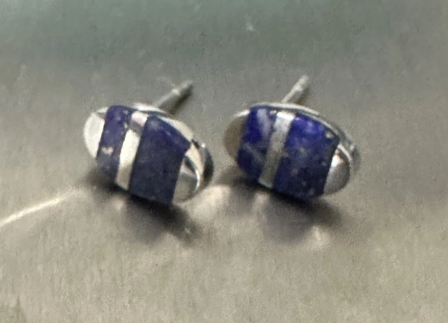 PENDIENTES ARTESANALES DE PLATA DE LEY OVALADOS LAPISLÁZULI CON INCRUSTACIONES DE PLATA Foto 1 de 4