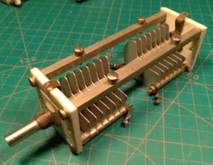 11-30 pF, 2 kV double condensateur variable pour tuners HF - Cardwell A-105241 - Photo 1/10
