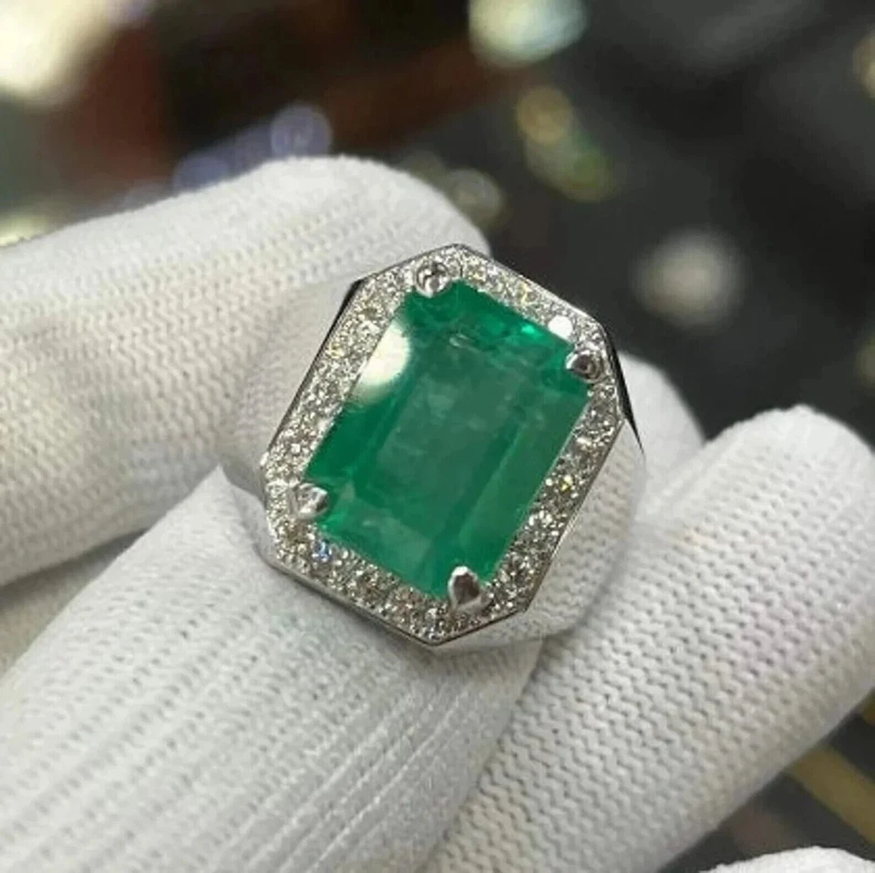 Alianza de boda para hombre esmeralda verde simulada corte esmeralda de 4 quilates enchapada en oro blanco de 14 quilates Foto 1 de 4