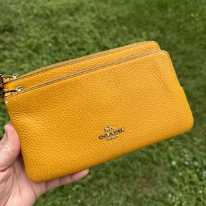 Muñequera Coach de cuero granulado amarillo con cremallera doble cremallera - Imagen 1 de 5