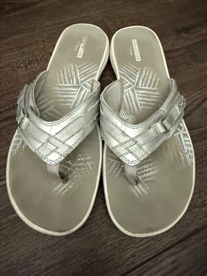 Sandalia chanclas Clarks Cloudsteppers Breeze Sea plateada para mujer talla 10 Foto 1 de 4