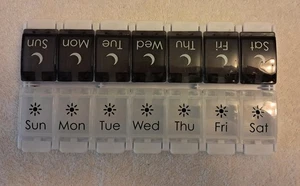 Caja de pastillas semanal organizadora estuche de almacenamiento de medicamentos de 7 días 2 veces al día diario AM PM - Imagen 1 de 4