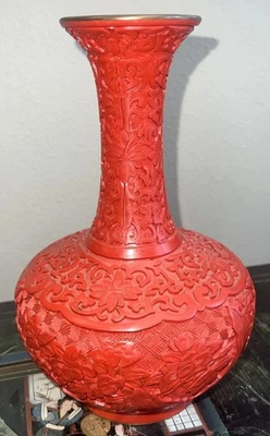 Jarrón antiguo de laca de cinabrio rojo chino tallado a mano de 9 pulgadas  Foto 1 de 4