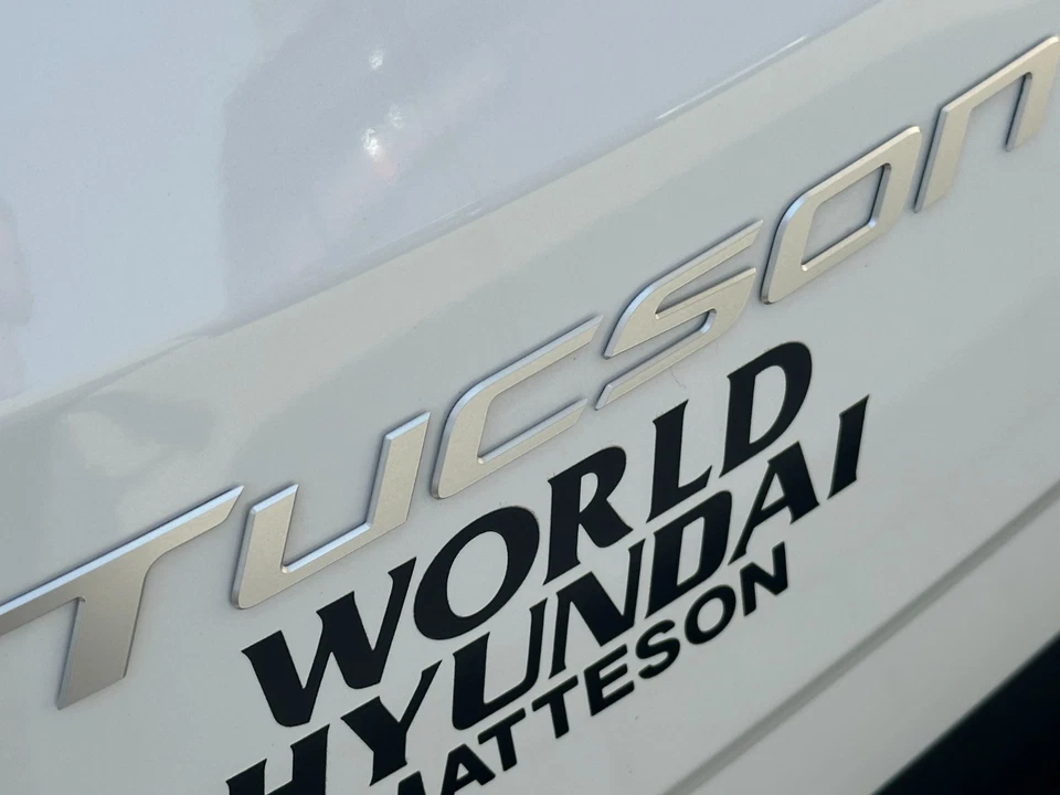 NUEVO EMBLEMA PUERTA TRASERA OEM HYUNDAI TUCSON 2021-2026 - PLATA MATE "TUCSON" Foto 1 de 1