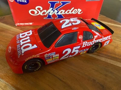 Ken Schrader Action 1995 Monte Carlo Budweiser 1:24 Diecast Car Bank Foto 1 de 4