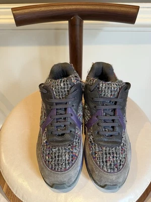 Zapatillas Chanel - Rare Find Gamuza Gris con Cuero Morado. Tweed Chanel clásico Foto 1 de 4