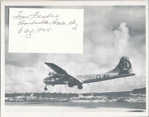 Tarjeta firmada de Tom Ferebee-E.Gay Bombardier con foto de aterrizaje gay de Enola gratis. - Imagen 1 de 1