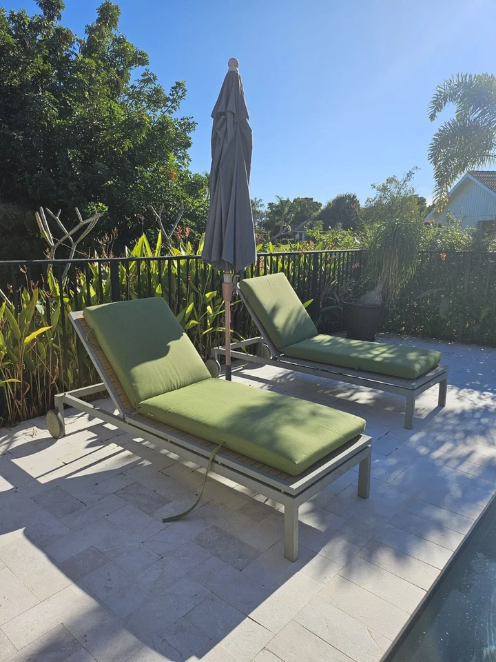 Chaise salón exterior Alfresco cajón y barril con cojines y sombrilla Foto 1 de 1