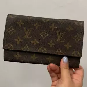 Bolso sin asas Louis Vuitton monograma largo bolso pequeño doble pliegue marrón lona recubierta - Imagen 1 de 16