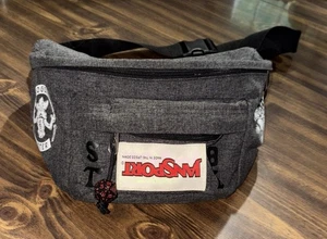 Jansport Stranger Things Hellfire Club Demogorgon Slayer Crossbody Bauchtasche - Bild 1 von 17
