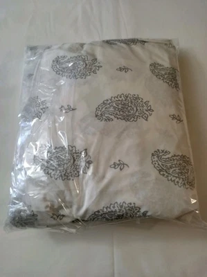 The Company Store White & Grey Paisley Cotton Percale Queen Fitted Bed Sheet New - Image 1 of 2