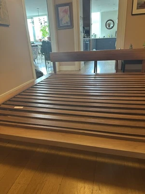 Cama con plataforma de nogal de La Espada marco de madera maciza tamaño king Foto 1 de 4