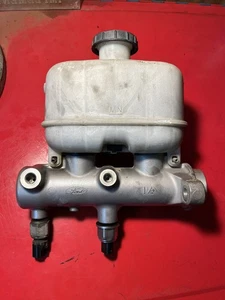 Cilindro maestro de freno con depósito | Se adapta a Ford F250 F350 2005-2007 OEM diésel - Imagen 1 de 5