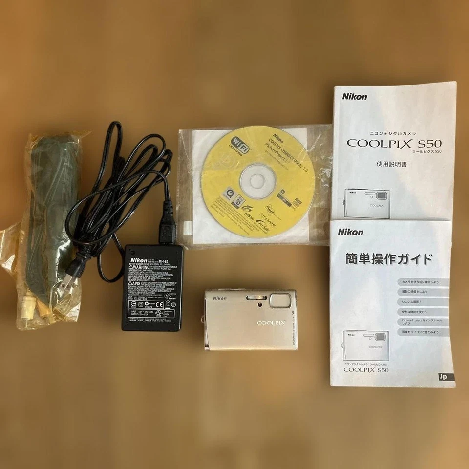 Cámara digital compacta Nikon COOLPIX S50 beige probada con cargador Foto 1 de 4