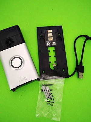 Cámara de seguridad Ring Video Doorbell con cable plateada negra con soporte de montaje Foto 1 de 3