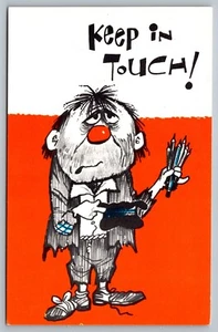 Tarjeta postal Keep In Touch Bum Hobo sosteniendo lápices hombre pobre humor cómic - Imagen 1 de 2