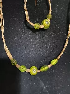 Collar hecho a mano cáñamo/algodón cuentas verdes de vidrio con pulsera a juego Boho - Imagen 1 de 4