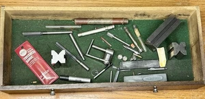 Antike Maschinist Kommode Schublade Lot Werkzeugkiste Odds N Ends verschiedene Präzisionsartikel - Bild 1 von 4