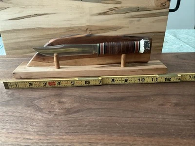 HECHO A MANO EE. UU. Cereza fija, arce ambrosía, soporte de nogal, soporte de exhibición. Foto 1 de 4