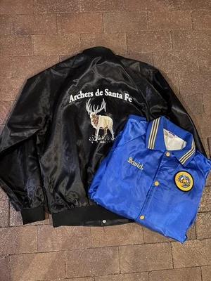 Lote De 2 Chaquetas De Colección Caza Satén A Presión Medianas Pearson Santa Fe Tiro Con Arco Años 90 Foto 1 de 4