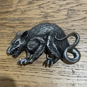 Fibbia cintura ratto peste gotica alchimia B82 metallo Inghilterra 2006 carta - Foto 1 di 2