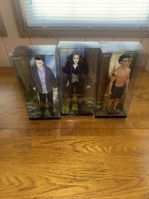 Lote de 3 muñecas Barbie Crepúsculo Etiqueta Rosa Edward, Jacob y Victoria Foto 1 de 4
