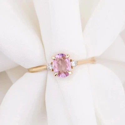 Anillo de boda de oro amarillo de 18 k con zafiro rosa natural y diamantes de corte ovalado de 2,70 quilates Foto 1 de 4