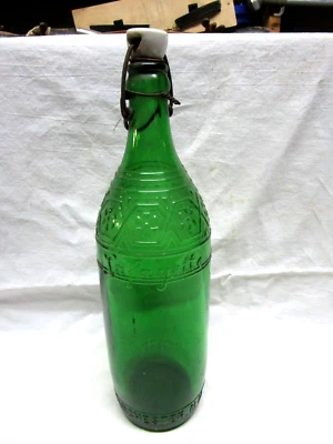 Botella vintage verde Lafayette Bottling Co, Manchester N.H. 28 oz con tapa de cerámica Foto 1 de 4