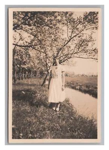 Hamburg-Neuenfelde 1934 - Frau im Frühlingam Bachlauf - Altes Foto 1930er - Picture 1 of 2