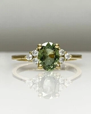 Anillo de compromiso de zafiro verde simulado de corte ovalado de 2 quilates enchapado en oro amarillo de 14 quilates Foto 1 de 4