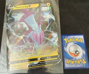 Tarjetas coleccionables JUMBO Holo Foil Toxtricity V SWSH017 promoción Pokémon ¡ENVIADAS EN CAJA! - Imagen 1 de 2