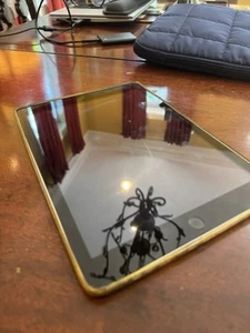 Apple iPad 5 5th Gen 32GB 9.7" A1822 (Max iOS 16.7.10) MP2H2LL/A (5th Gen 2017 - Picture 1 of 2