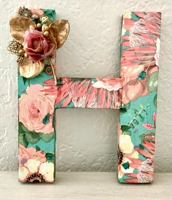 Arte de pared hecho a mano decoupage monograma letra “H”, turquesa. Rosa, oro, flores Foto 1 de 4