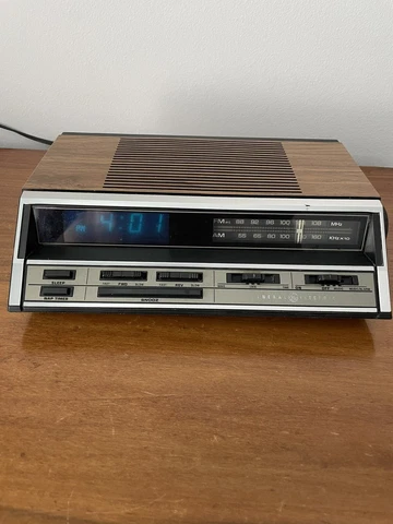 Vintage GE AM/FM Alarm Clock Model 7-4666A Walnut Grain Finish Tested/Working Cover