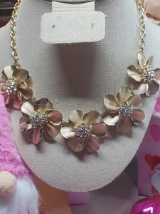 Schöne goldfarbene Blumenkette. Statement Halskette. 18" lang + 3" Verlängerung. - Bild 1 von 9