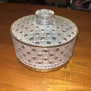 AVON Vanity Powder Jar Vintage Daisy and Button Cut Clear Plastic Trinket Dish - Photo 1/6