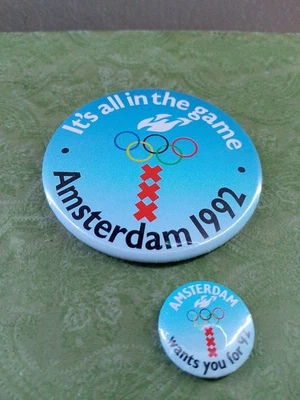 2 ЗНАЧКА ОЛИМПИЙСКОЙ СТАВКИ - АМСТЕРДАМ 1992 ОЛИМПИЙСКАЯ СТАВКА КНОПКА 1 и 3 дюйма  - Изображение 1 из 4
