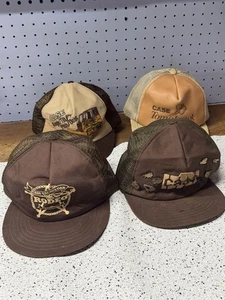 Menge 4 Vintage Koffer Hut Kappen Trucker LKW Pins Rodeo Tomahawk Bagger - Bild 1 von 21