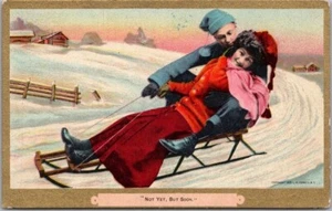 "Pareja de postales de deportes de invierno/romance de la década de 10 en trineo "AÚN NO, PERO PRONTO" - Imagen 1 de 2