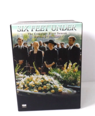 Six Feet Under Season 1 VHS Box Set HBO Video Complete 5-Tape Set Episodes 1-13 - Imagem 1 de 4