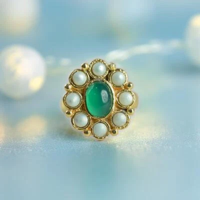 Anillo delicado de compromiso de boda hecho a mano con piedras preciosas de ónix verde y perlas de todo tamaño Foto 1 de 4