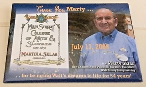 Walt DISNEY Imagineering Legend MARTY SKLAR Disneyland botón de ventana WDI DIFÍCIL DE ENCONTRAR - Imagen 1 de 3