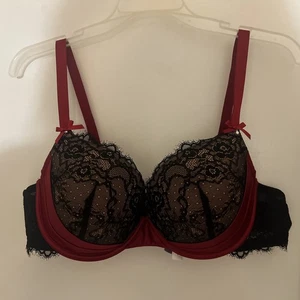 Sujetador Adore Me negro de encaje y satén rojo talla 40D con aros ligeramente acolchado - Imagen 1 de 6