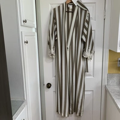 Natori Classics Vintage Bata Larga a Rayas Bolsillos para Cinturón con Mangas Bordadas Foto 1 de 4