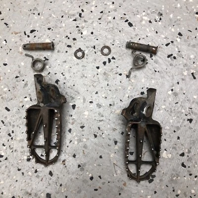 07 HONDA CRF 250 R CRF250 CRF 250R  FOOT PEGS FOOTPEGS RIGHT LEFT FOOT PEG OEM Foto 1 de 4